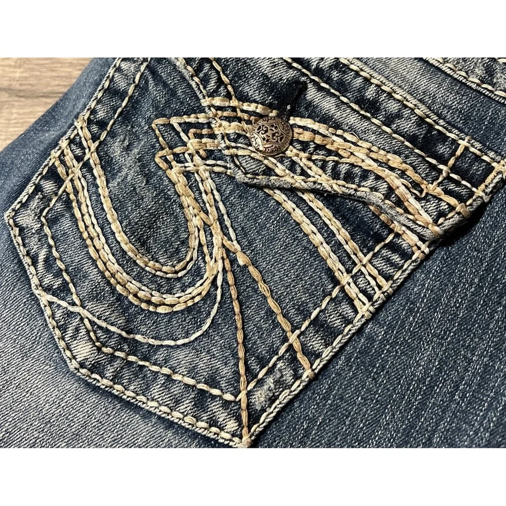 Silver Jeans Women's Pioneer Boot Low Rise Distressed Jeans Size 30/33 (32x33)